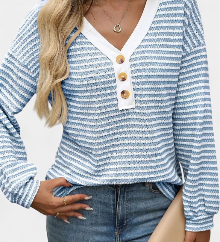 RUMER | Top de Rayas con Cuello en V y Botones